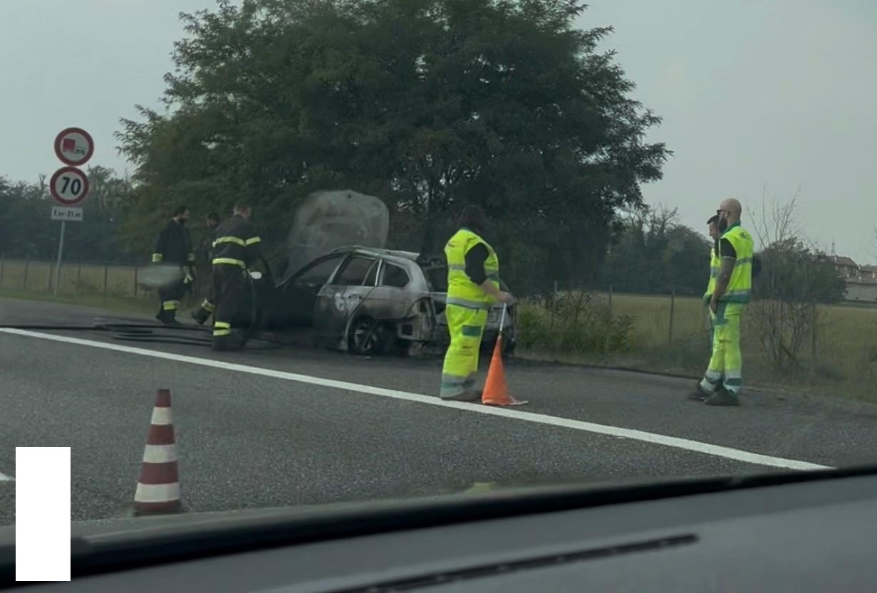 Auto distrutta dalle fiamme: conducente riesce a mettersi in salvo