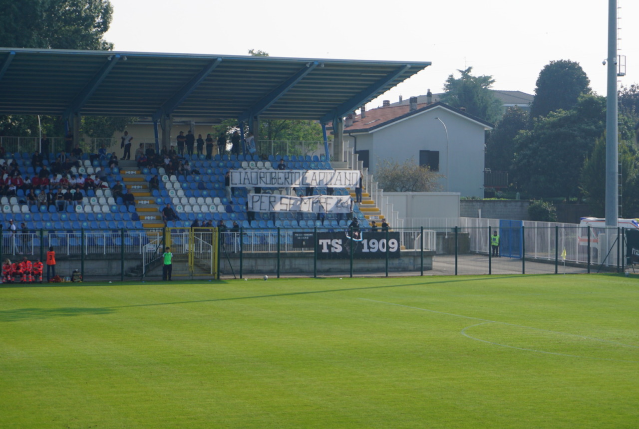 Silenzio, lutto al braccio e striscione degli ultras: la Giana ricorda Roberto Vicardi