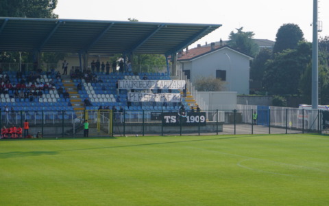 Silenzio, lutto al braccio e striscione degli ultras: la Giana ricorda Roberto Vicardi