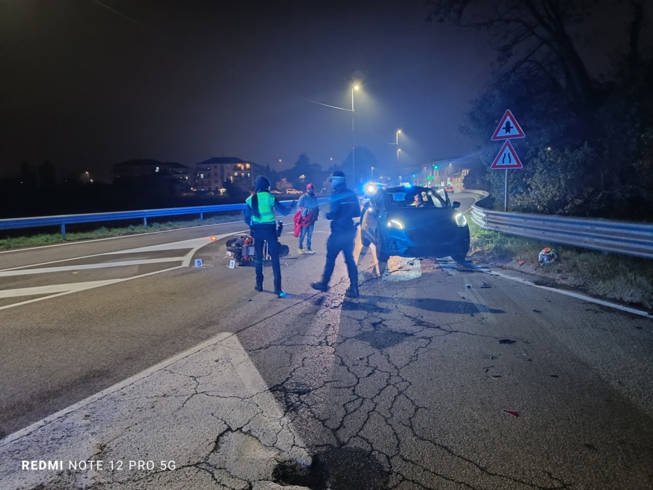 Scontro tra un’auto e una moto lungo la Padana superiore