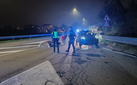 Scontro tra un’auto e una moto lungo la Padana superiore