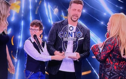 Matteo e papà Mario Verga trionfano a Io Canto Family: emozioni, musica e una vittoria da sogno