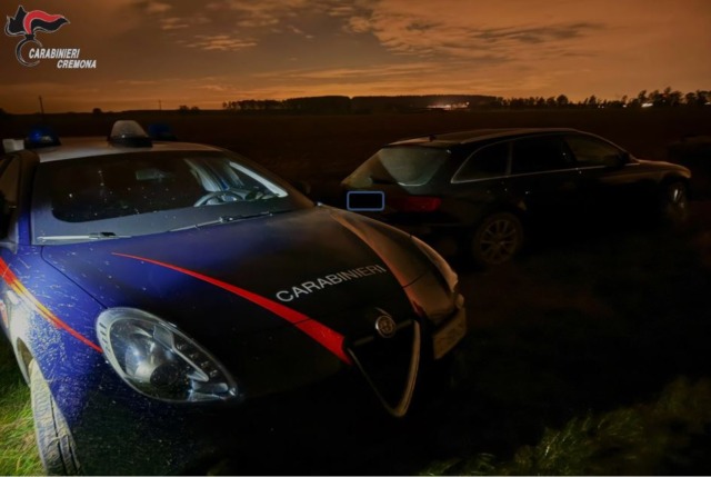 Auto con targa falsa non si ferma all’alt: scatta l’inseguimento e la fuga a piedi nei campi