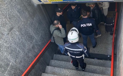 Aggredita davanti alla figlia perché non indossa il velo islamico: donna soccorsa dai militanti della Lega