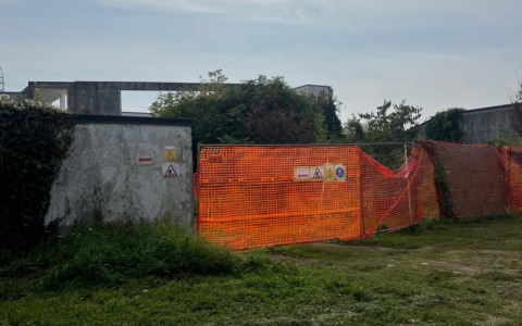Lavori al cimitero in ritardo: “Sarà aperto per il Giorno dei morti”