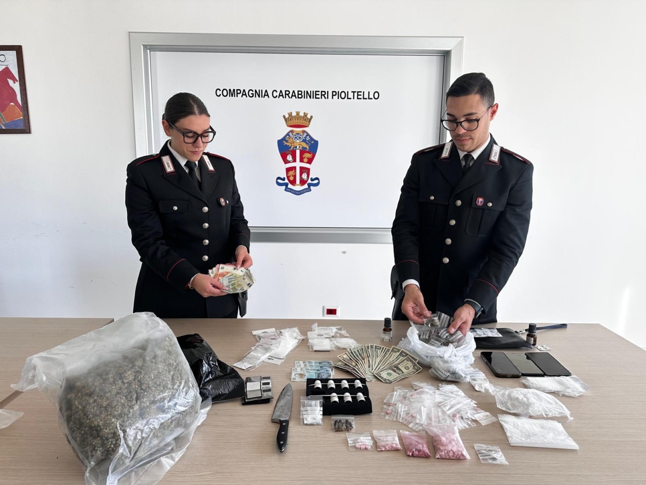 A caccia di un ricercato internazionale lo arrestano insieme al figlio… spacciatore
