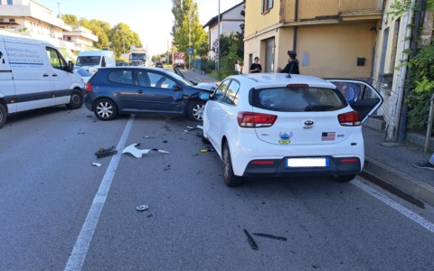 Carambola all’incrocio tre veicoli coinvolti: tra i feriti anche un bambino di 7 anni