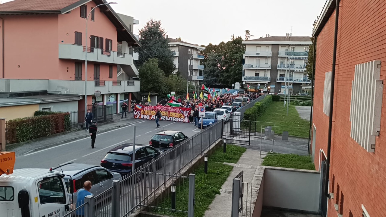 Almeno settecento persone sfilano a Cassina de’ Pecchi per la pace a Gaza
