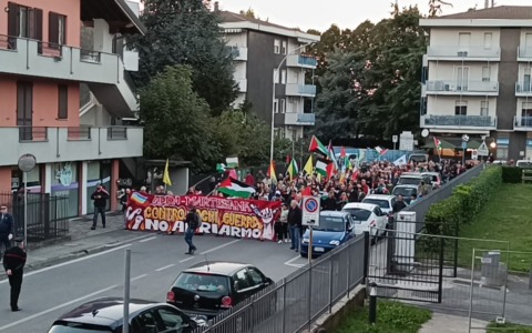 Almeno settecento persone sfilano a Cassina de’ Pecchi per la pace a Gaza