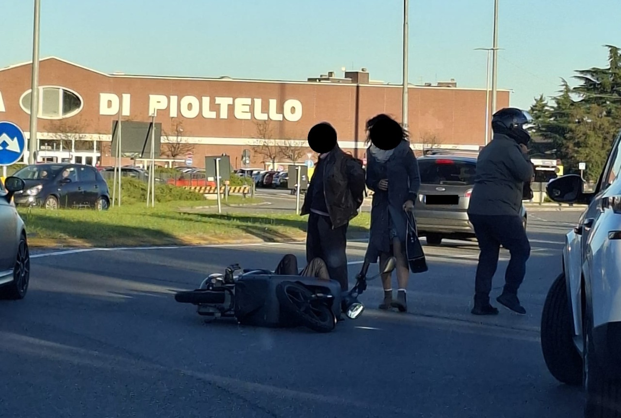 Incidente alla rotonda dell’Esselunga: donna ferita dopo la caduta dal motorino