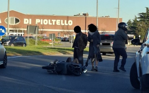Incidente alla rotonda dell’Esselunga: donna ferita dopo la caduta dal motorino