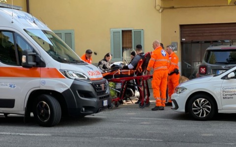 Scontro tra auto e moto in centro: ad avere la peggio il centauro, portato in ospedale