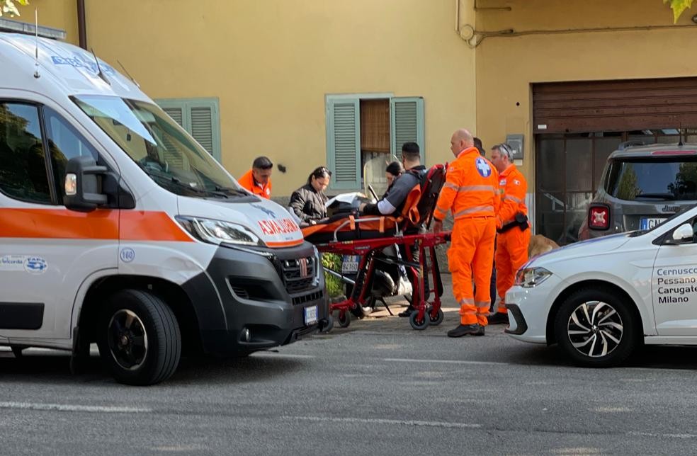 Scontro tra auto e moto in centro: ad avere la peggio il centauro, portato in ospedale