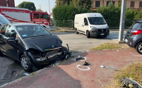Schianto all’incrocio tra due auto, una carambola nella pista ciclopedonale