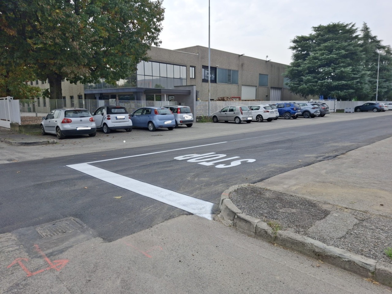 Disegnano sull’asfalto il segnale di “Stop”, ma… commettono un clamoroso errore!