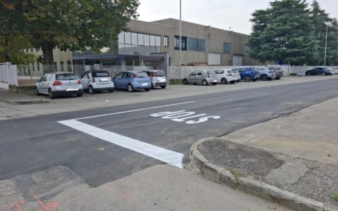 Disegnano sull’asfalto il segnale di “Stop”, ma… commettono un clamoroso errore!