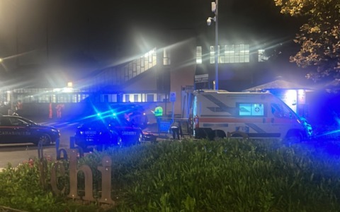 Furibonda lite davanti alla stazione della metropolitana