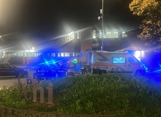Furibonda lite davanti alla stazione della metropolitana