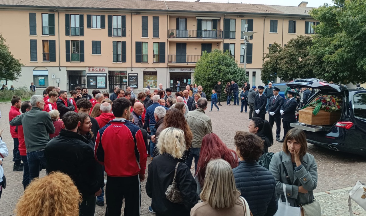 Dolore e gratitudine ai funerali del “papà” dell’hockey a Cernusco sul Naviglio