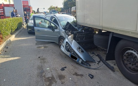 Si schianta contro un’auto in sosta e poi finisce sotto a un Tir: paura per un 80enne