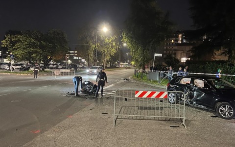 Scontro tra un’auto e una moto a Brugherio, momenti di paura per due giovani