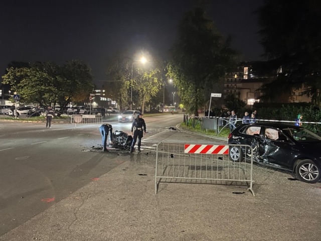 Scontro tra un’auto e una moto a Brugherio, momenti di paura per due giovani