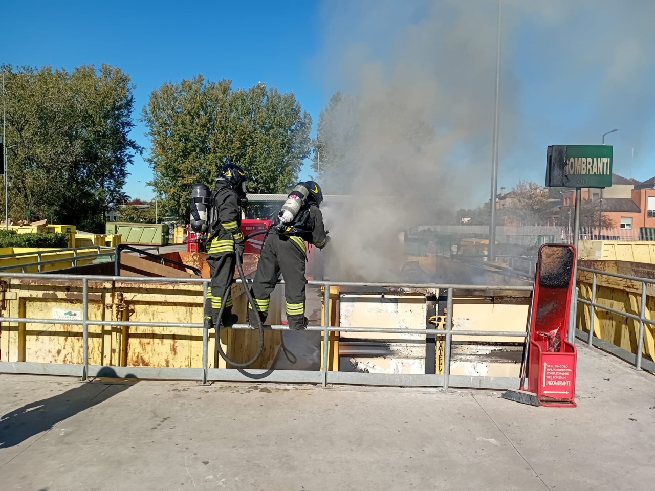 Fiamme dal cassone dei rifiuti, piattaforma ecologica chiusa e intervento dei Vigili del Fuoco