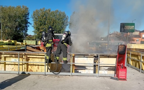 Fiamme dal cassone dei rifiuti, piattaforma ecologica chiusa e intervento dei Vigili del Fuoco