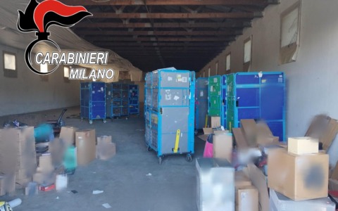 Blitz dei Carabinieri in un magazzino di merce rubata: due arresti per ricettazione