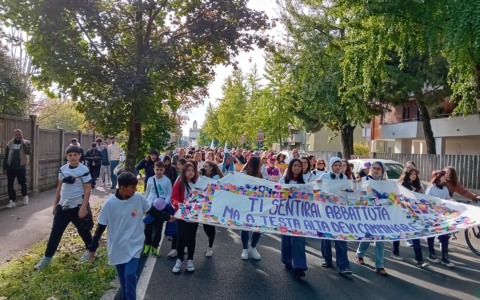 E’ finita con la partecipazione di centinaia di persone la camminata di Rete Viola