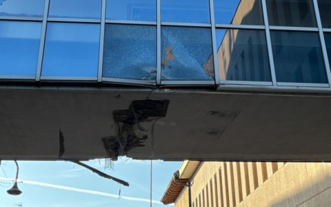 L’autoscala dei lavori per la fibra colpisce la passerella sospesa del Municipio: crolli e paura