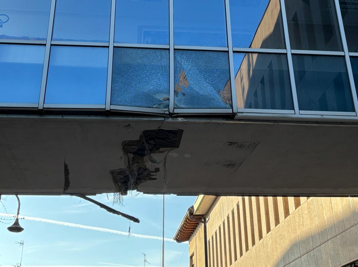 L’autoscala dei lavori per la fibra colpisce la passerella sospesa del Municipio: crolli e paura