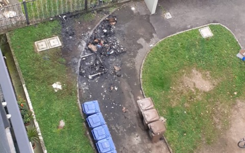 Ancora piromani in azione al Satellite: a fuoco i rifiuti nell’area di raccolta di un condominio