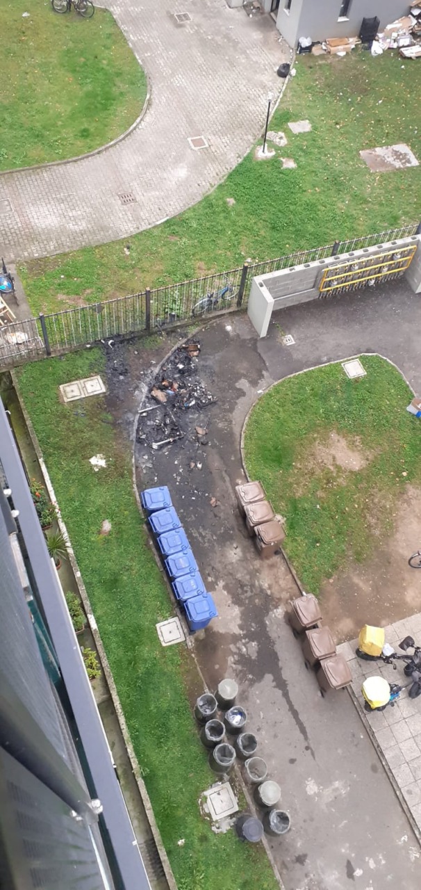Ancora piromani in azione al Satellite: a fuoco i rifiuti nell’area di raccolta di un condominio