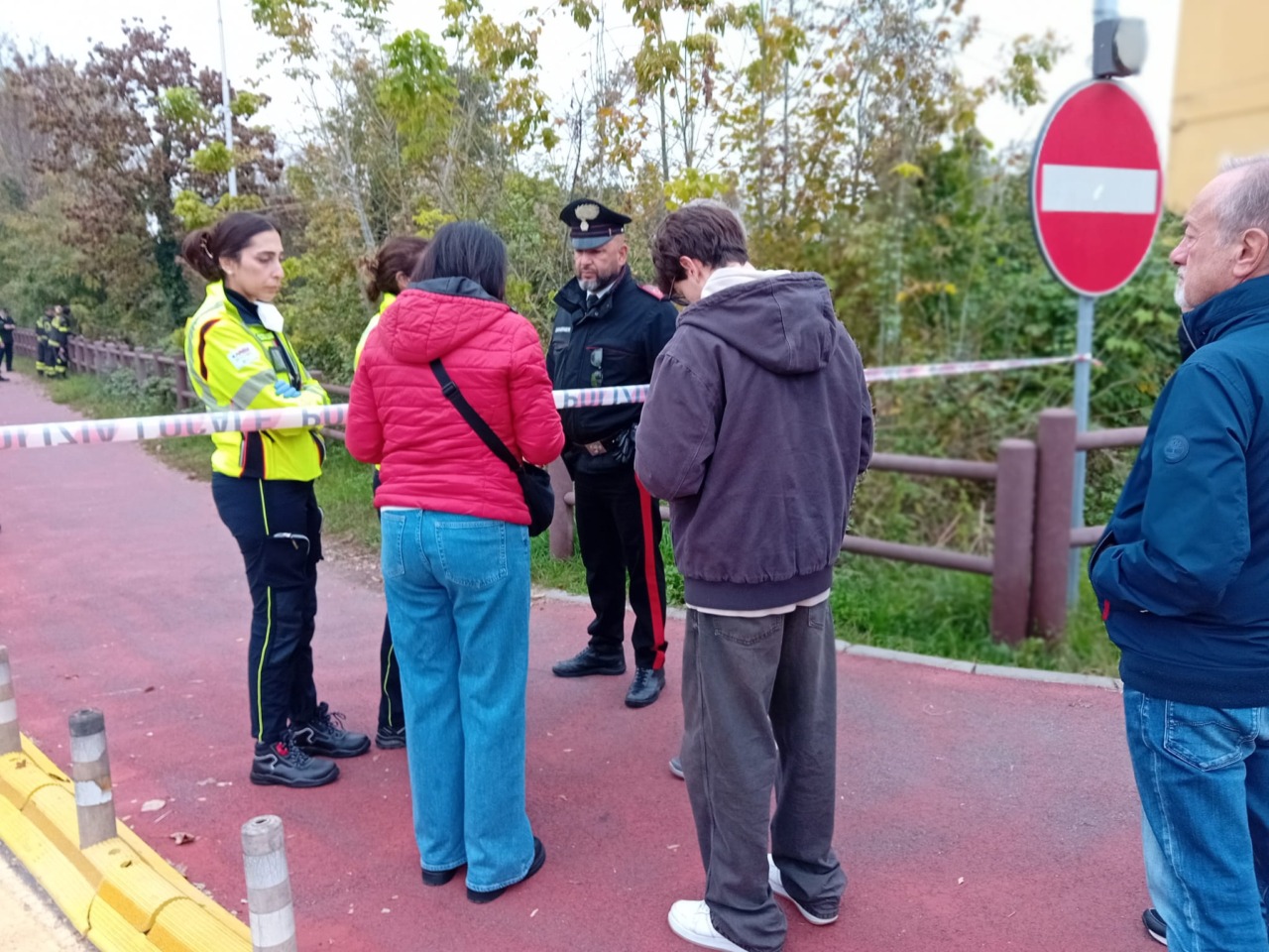 Carabinieri, Vigili del fuoco e soccorritori: trovato il cadavere di una donna in una roggia