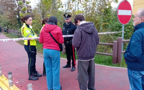 Carabinieri, Vigili del fuoco e soccorritori: trovato il cadavere di una donna in una roggia