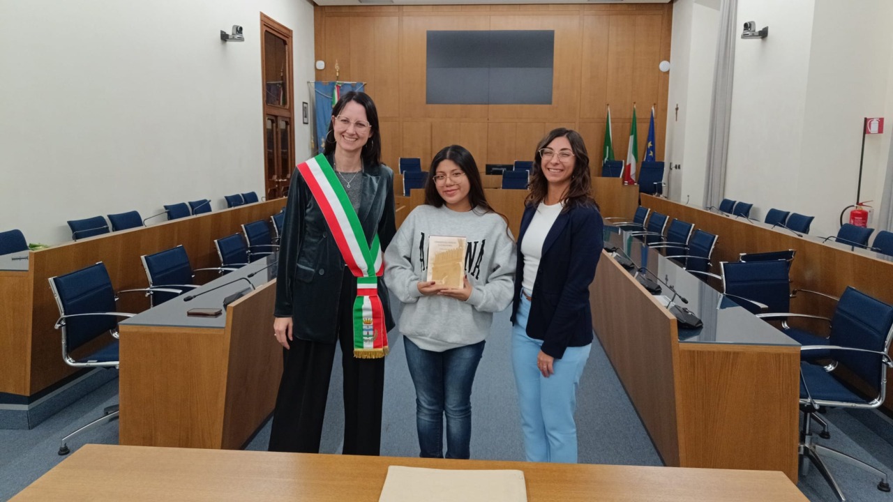 La sindaca di Cernusco sul Naviglio Paola Colombo ha firmato la sua prima cittadinanza