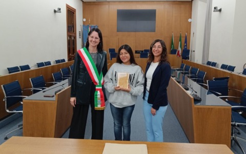 La sindaca di Cernusco sul Naviglio Paola Colombo ha firmato la sua prima cittadinanza