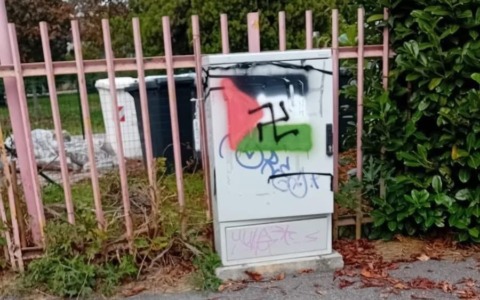 La svastica con la bandiera della Palestina: la condanna del Comune