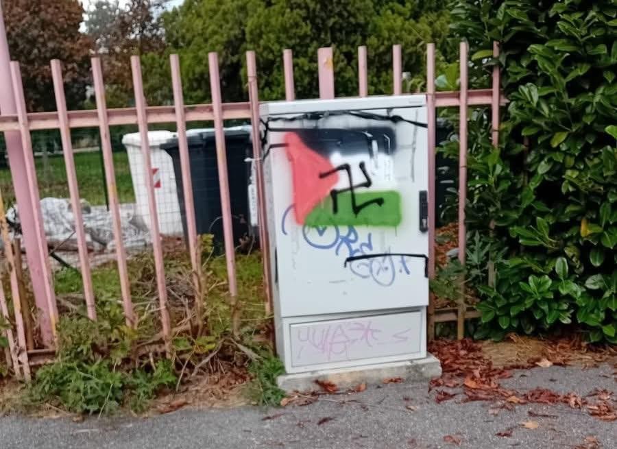 La svastica con la bandiera della Palestina: la condanna del Comune