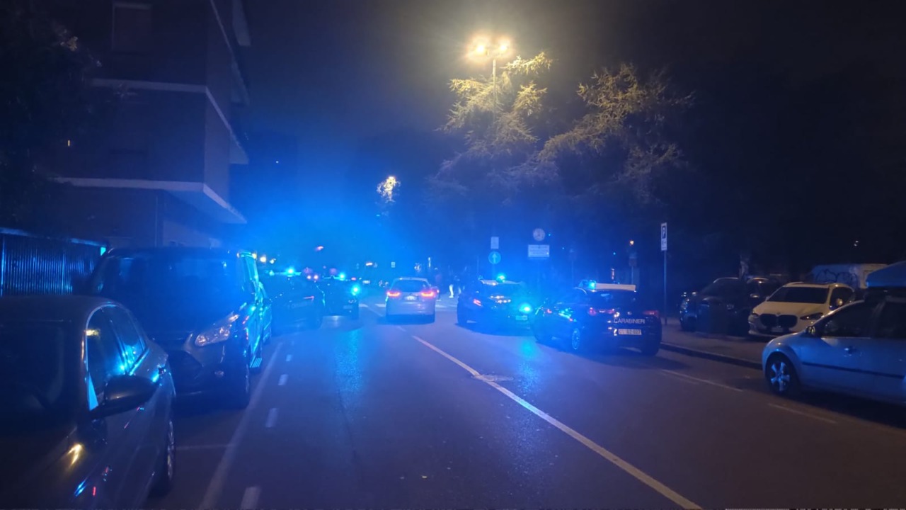 Botte in pieno centro, ferito un 19enne: i Carabinieri individuano l’aggressore fuggito