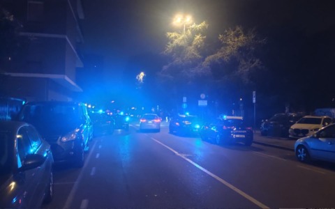 Botte in pieno centro, ferito un 19enne: i Carabinieri individuano l’aggressore fuggito