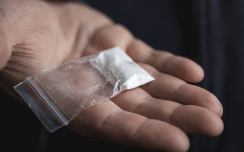 Auto rubata e droga a bordo: scatta la denuncia per conducente e passeggeri
