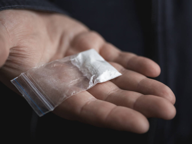 Auto rubata e droga a bordo: scatta la denuncia per conducente e passeggeri