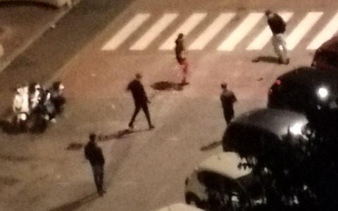 Strada trasformata in “stadio”: partitelle di calcio tra le auto in transito