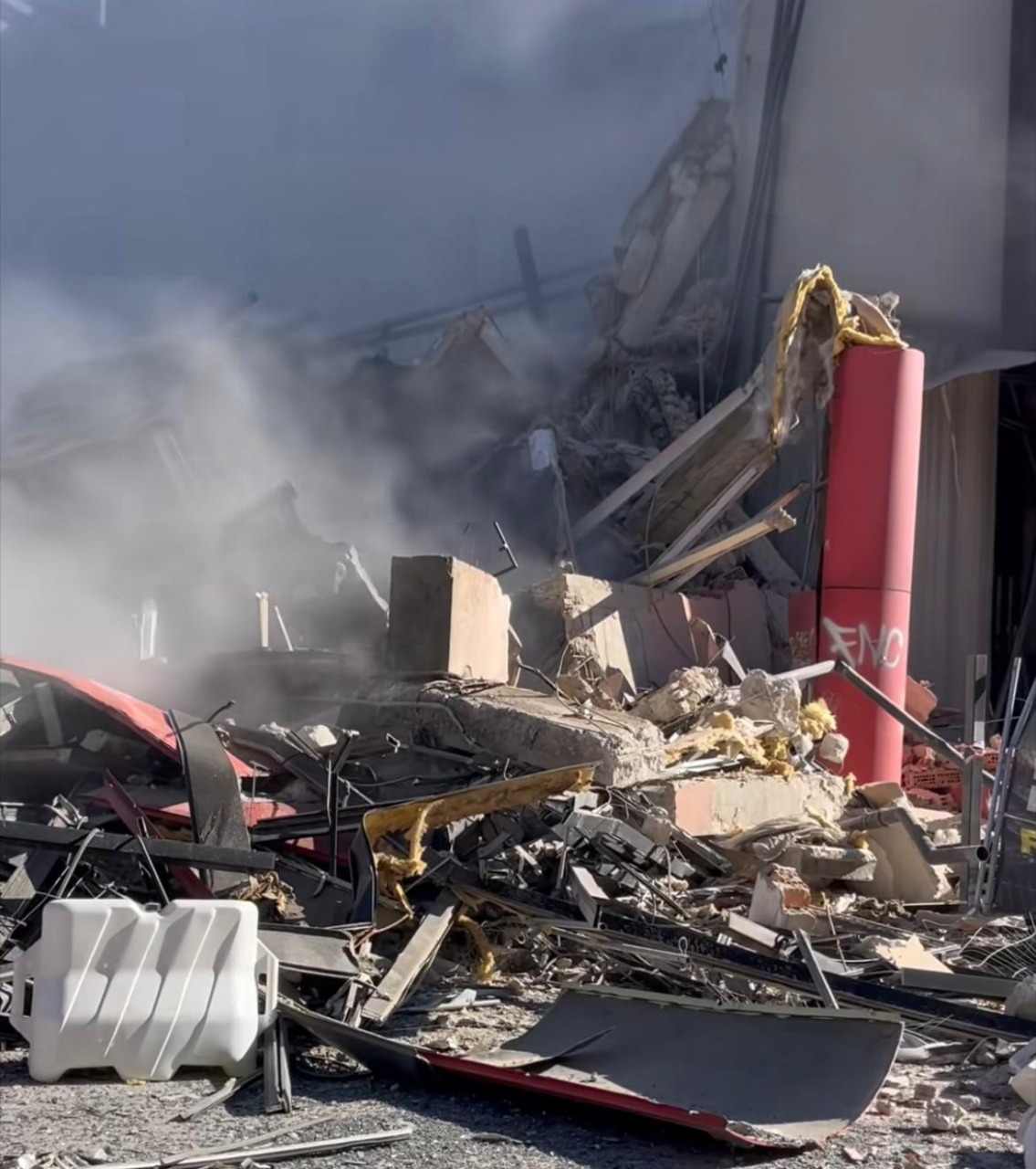 Crolla un’ala del palazzo ex Impregilo, tragedia sfiorata: donna ferita dai calcinacci