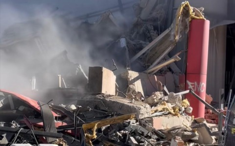 Crolla un’ala del palazzo ex Impregilo, tragedia sfiorata: donna ferita dai calcinacci