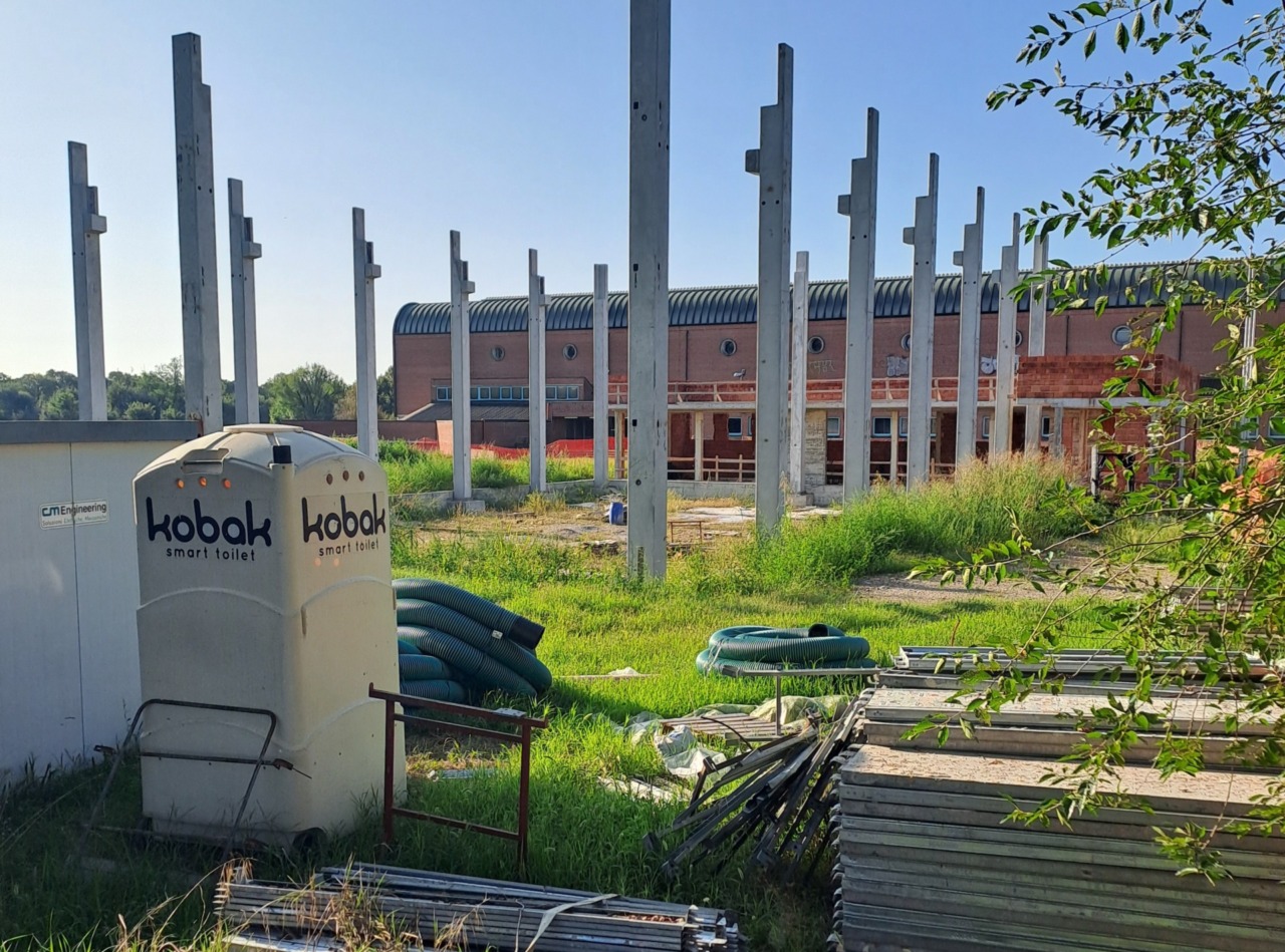 Doveva essere concluso in primavera, ma il cantiere della palestra è fermo