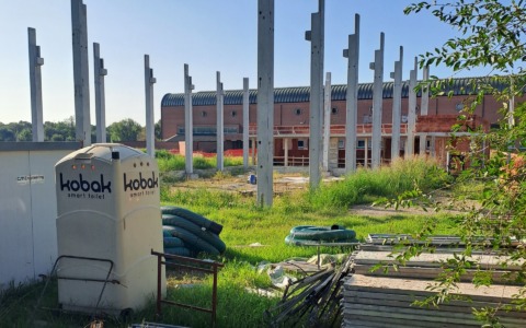 Doveva essere concluso in primavera, ma il cantiere della palestra è fermo