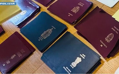 Passaporti e documenti fatti in casa: scoperto il laboratorio dei falsari